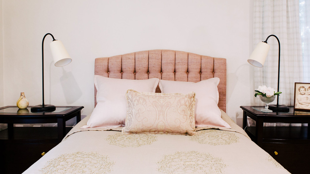 Imagen de dormitorio clásico sin chimenea con paredes blancas y moqueta