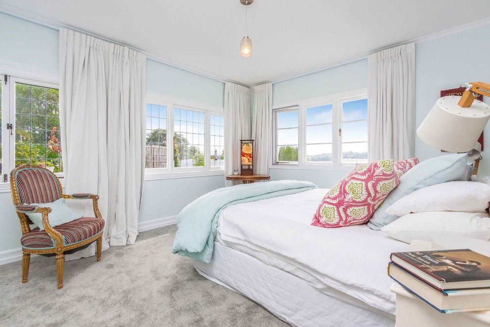 Maritimes Schlafzimmer mit grauer Wandfarbe und Teppichboden in Napier-Hastings