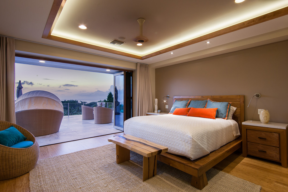 Идея дизайна: спальня в морском стиле с коричневыми стенами, паркетным полом среднего тона и коричневым полом