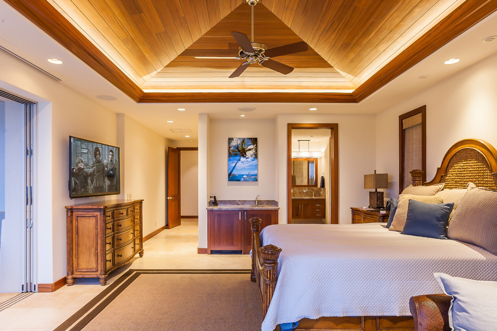 Immagine di una grande camera degli ospiti tropicale con pareti beige