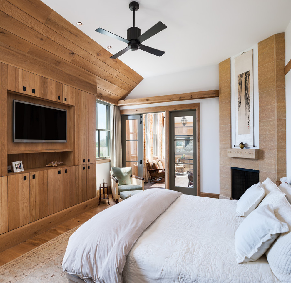 Diseño de dormitorio marinero con paredes blancas y suelo de madera en tonos medios