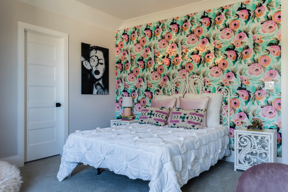 Foto di una camera da letto classica con pareti multicolore, moquette, pavimento grigio e carta da parati