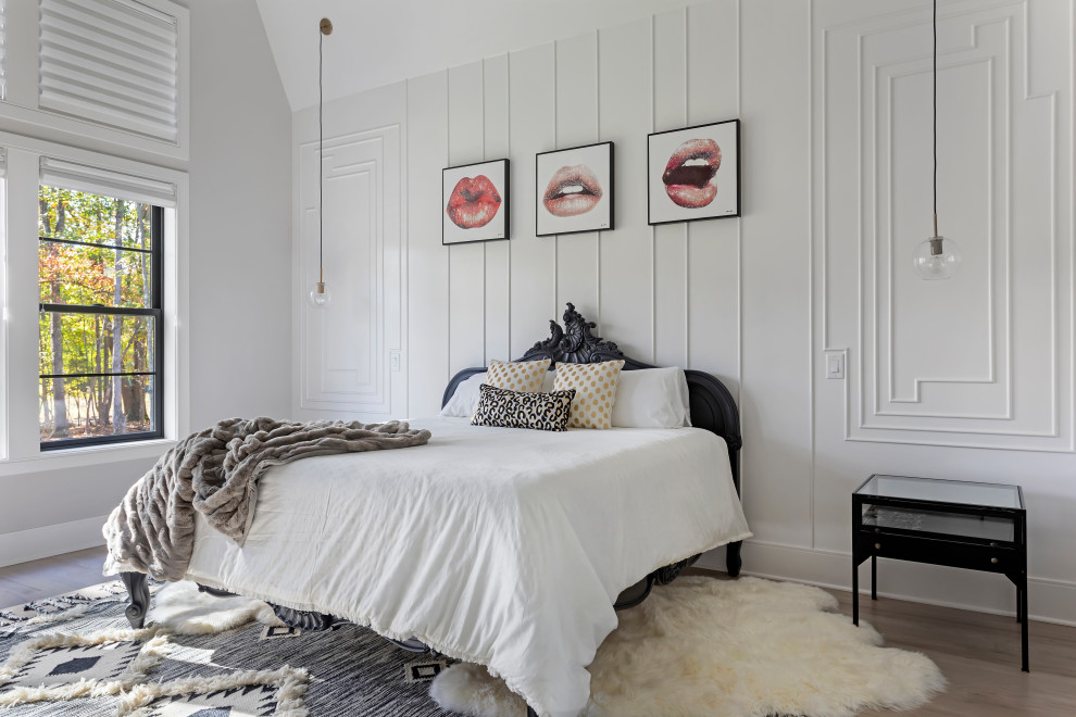 На фото: спальня в стиле неоклассика (современная классика) с белыми стенами, паркетным полом среднего тона, коричневым полом, сводчатым потолком и панелями на части стены
