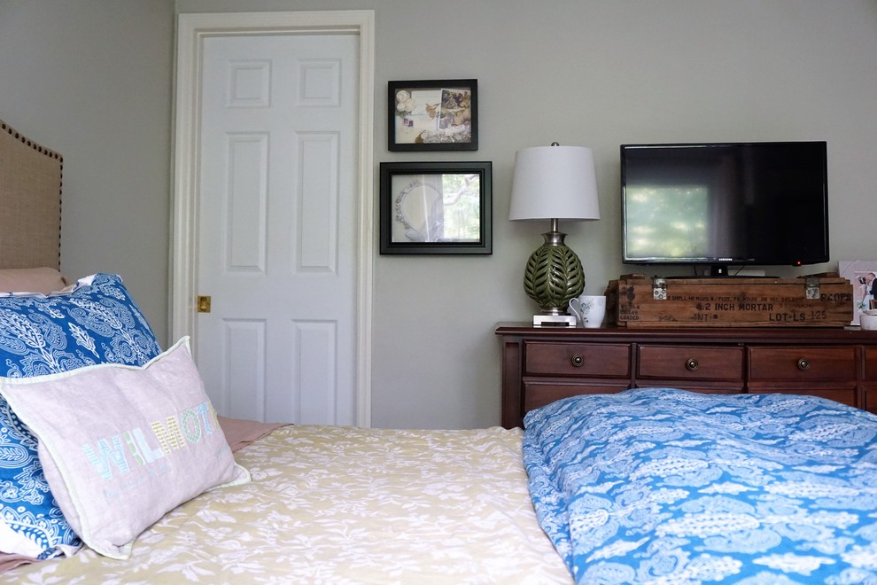 Ejemplo de dormitorio principal tradicional renovado de tamaño medio sin chimenea con paredes grises, moqueta y suelo beige