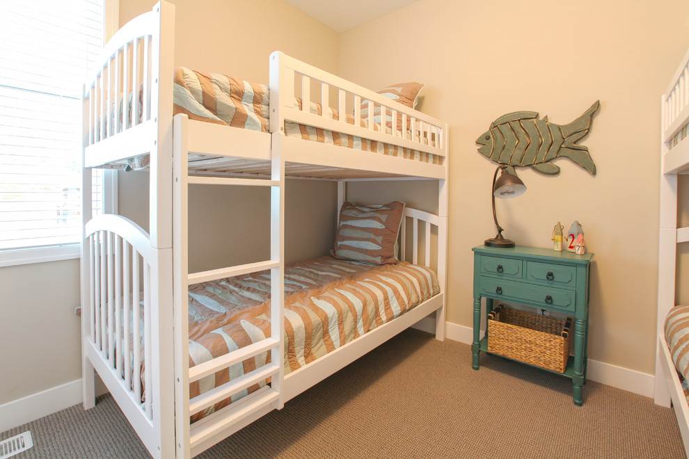 Kleines Maritimes Schlafzimmer mit beiger Wandfarbe und Teppichboden in Grand Rapids