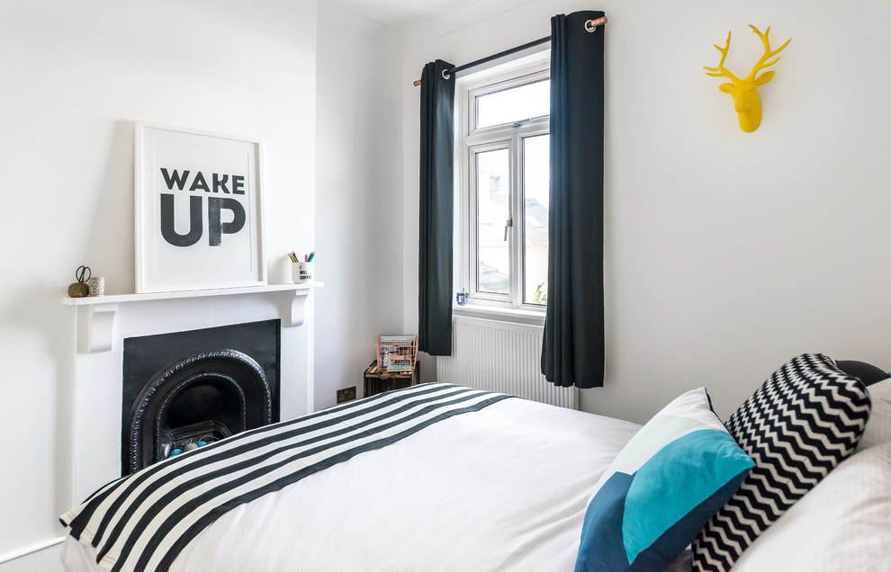 Kleines Klassisches Schlafzimmer mit weißer Wandfarbe und Kamin in Surrey
