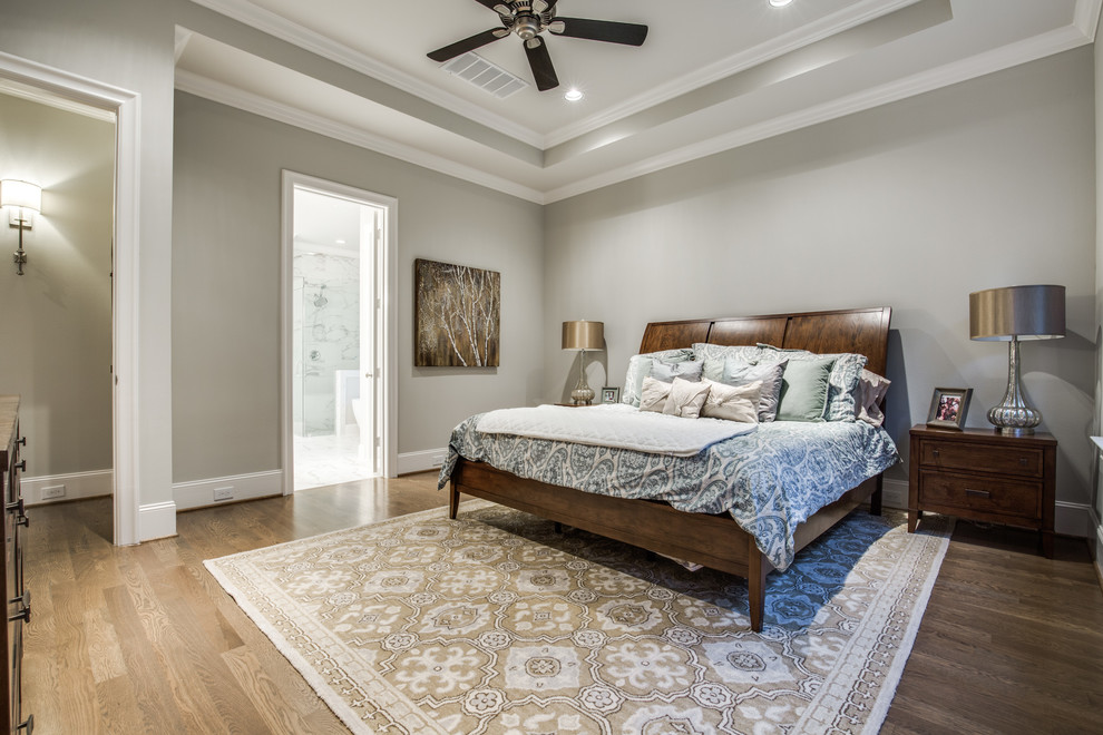 Mittelgroßes Rustikales Hauptschlafzimmer ohne Kamin mit grauer Wandfarbe, hellem Holzboden und braunem Boden in Houston