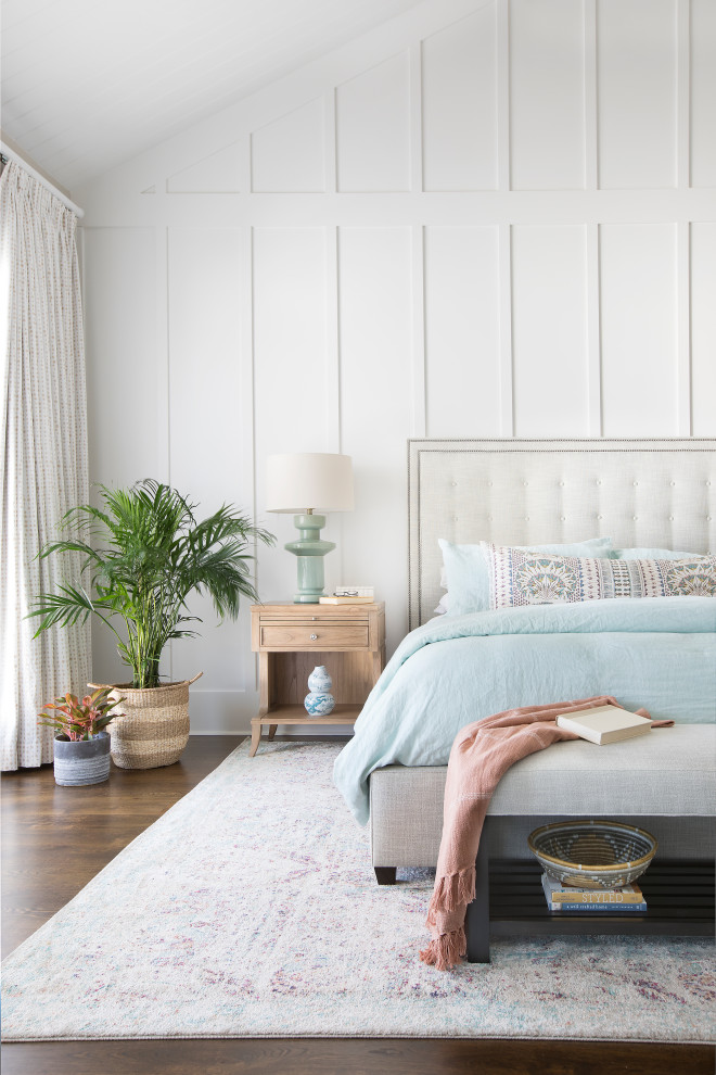 Großes Maritimes Hauptschlafzimmer mit weißer Wandfarbe, braunem Holzboden, braunem Boden und vertäfelten Wänden in Charleston