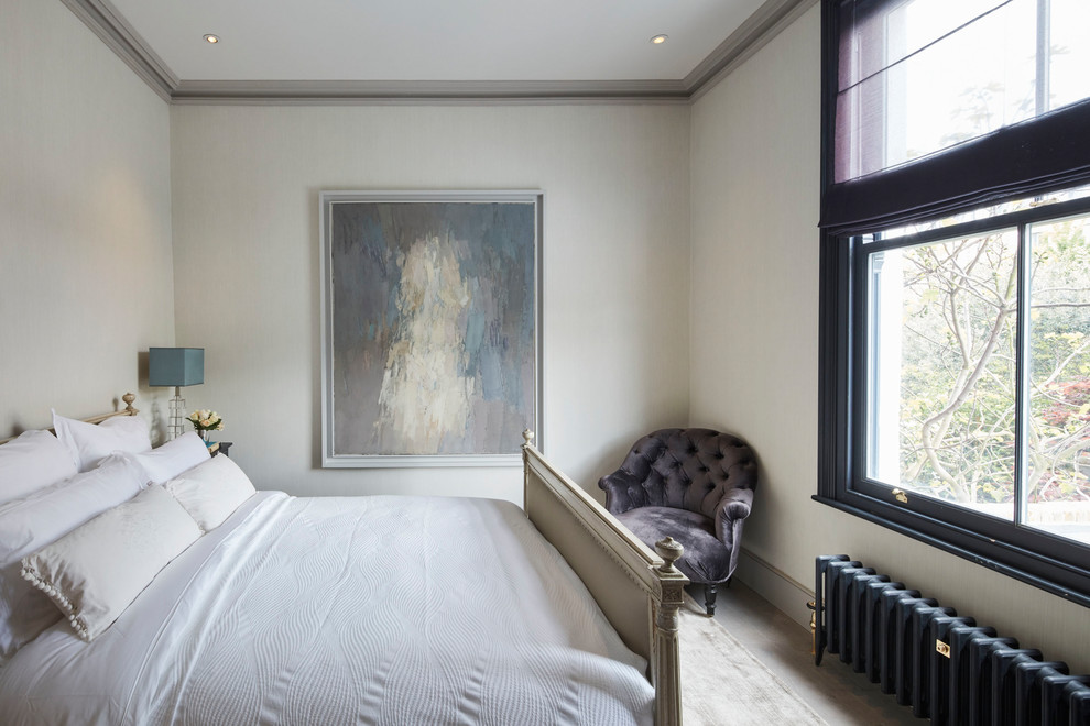 Ispirazione per una camera da letto tradizionale di medie dimensioni con pareti beige, nessun camino e pavimento grigio