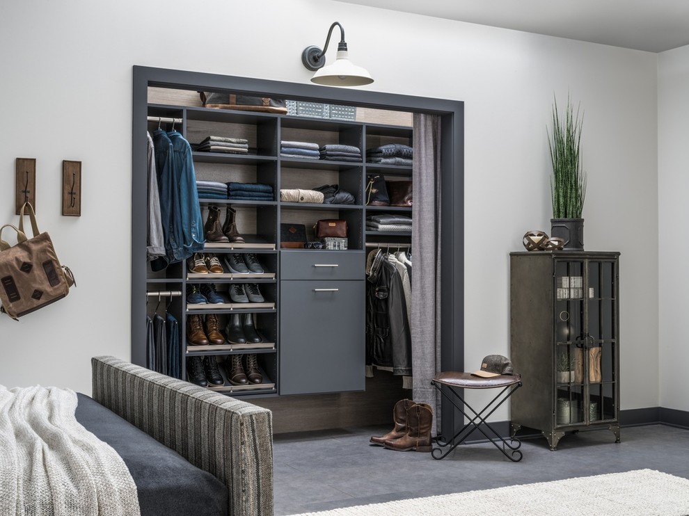 Immagine di una piccola camera da letto minimalista con pavimento grigio e pavimento in gres porcellanato