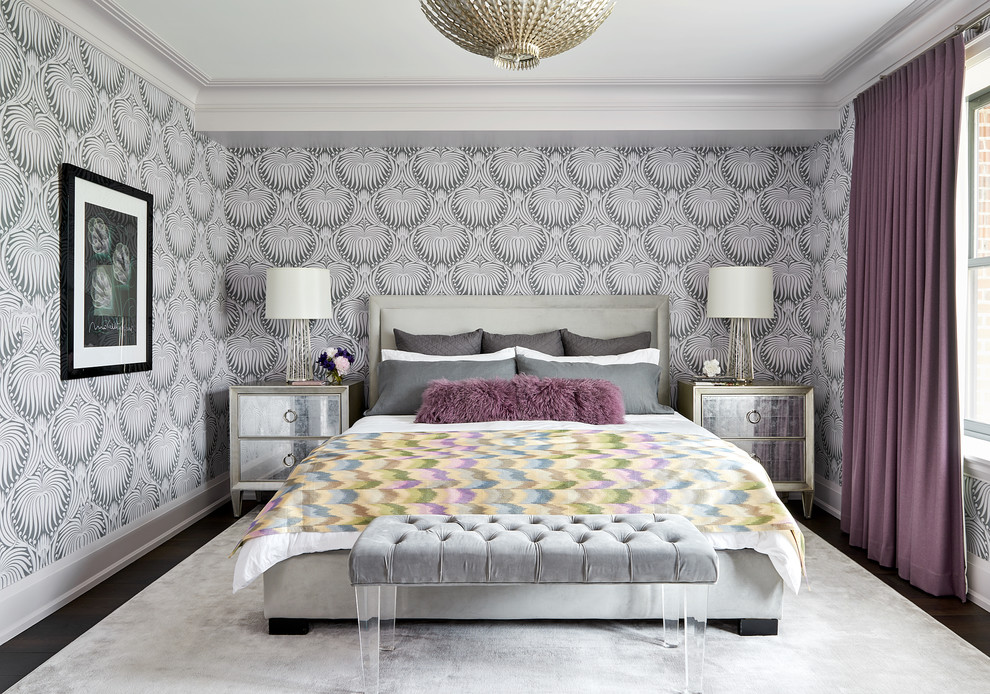 Свежая идея для дизайна: спальня в стиле неоклассика (современная классика) с серыми стенами, темным паркетным полом и коричневым полом - отличное фото интерьера