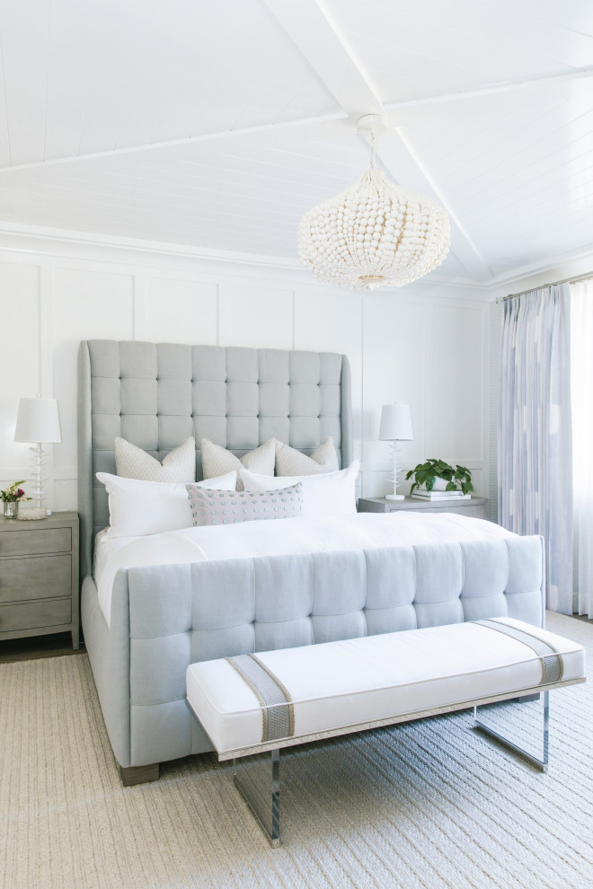 Стильный дизайн: хозяйская спальня в морском стиле с белыми стенами, потолком из вагонки и панелями на части стены - последний тренд
