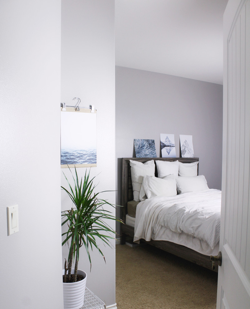 Idée de décoration pour une petite chambre avec moquette design avec un mur beige.