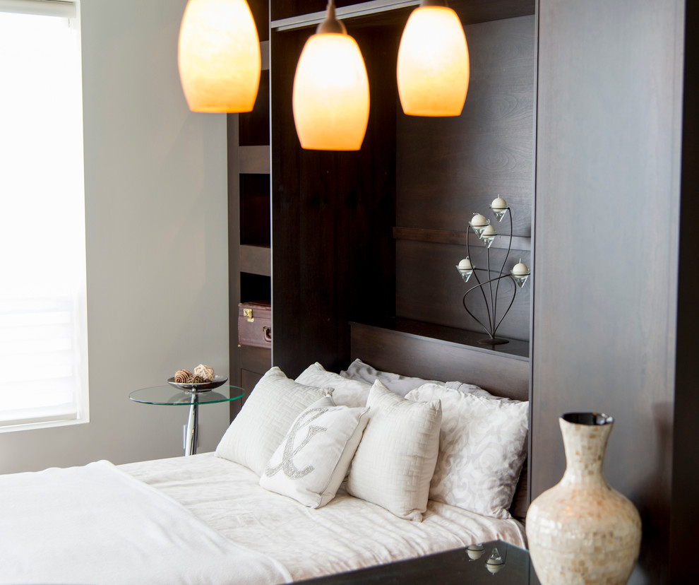 Modelo de dormitorio tipo loft minimalista pequeño sin chimenea con paredes verdes y suelo de madera en tonos medios