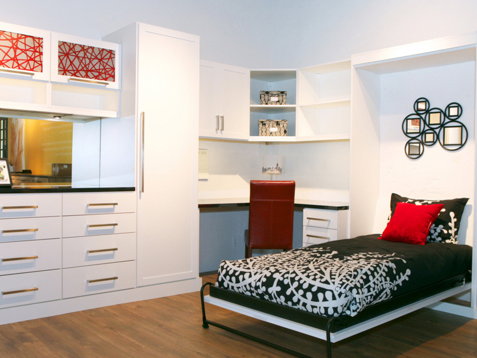 Cette image montre une chambre d'amis nordique de taille moyenne avec un mur blanc, un sol en bois brun et une cheminée ribbon.