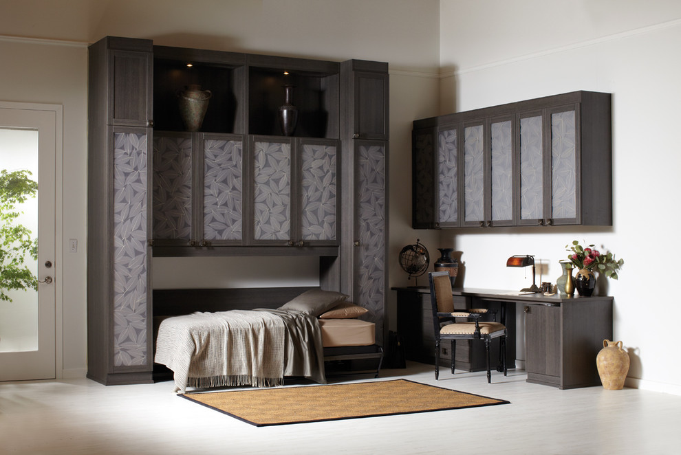 Ejemplo de habitación de invitados clásica renovada de tamaño medio sin chimenea con paredes blancas