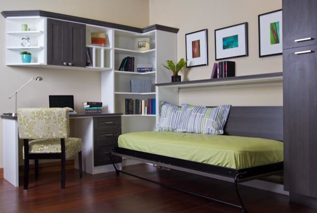 Cette image montre une petite chambre d'amis design avec un mur beige, parquet foncé et aucune cheminée.