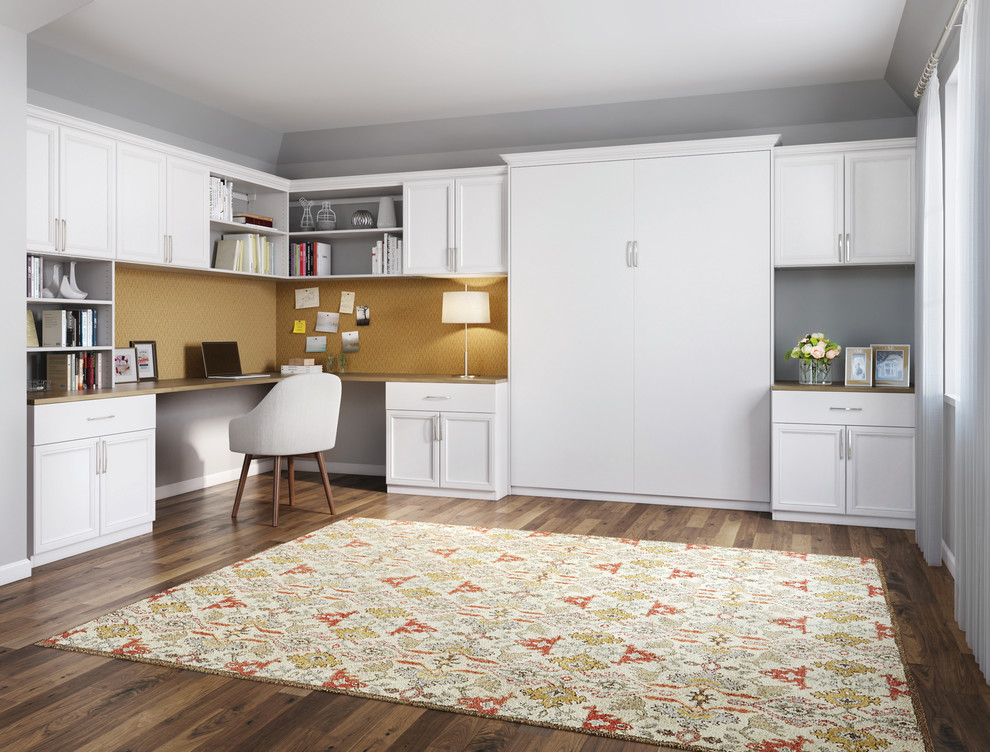 Ejemplo de habitación de invitados contemporánea de tamaño medio sin chimenea con paredes grises, suelo de madera en tonos medios y suelo marrón
