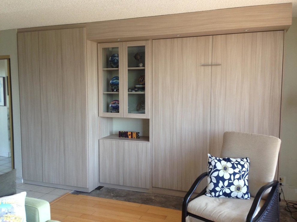 Diseño de habitación de invitados marinera de tamaño medio sin chimenea con paredes beige y suelo de madera clara