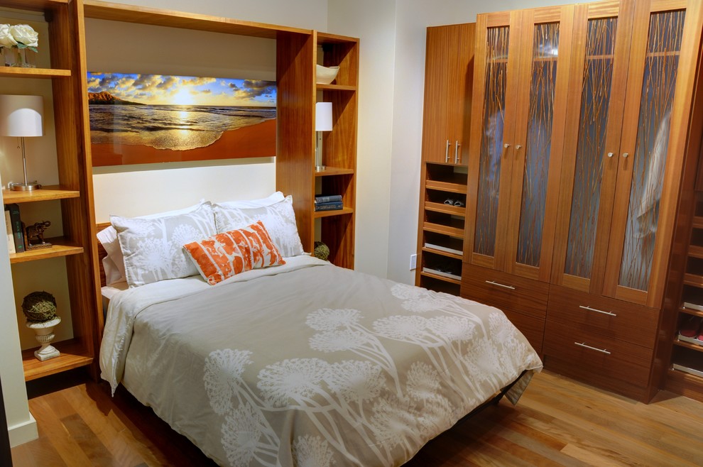 Inspiration pour une petite chambre d'amis design avec un mur beige, un sol en bois brun, aucune cheminée et un sol marron.