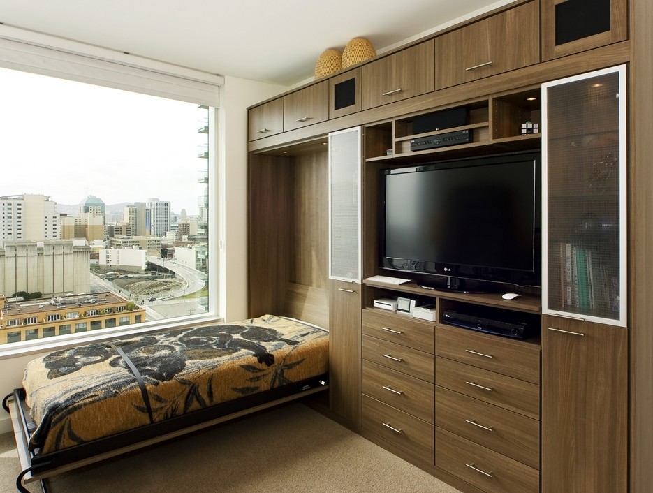 Imagen de dormitorio clásico renovado pequeño con paredes blancas y moqueta