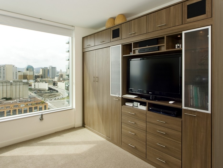 Imagen de dormitorio principal moderno de tamaño medio sin chimenea con paredes blancas y moqueta