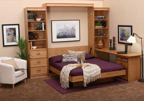 Cette photo montre une chambre chic de taille moyenne avec un mur beige, aucune cheminée et un sol marron.
