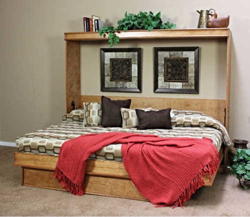 Пример оригинального дизайна: гостевая спальня среднего размера, (комната для гостей) в стиле неоклассика (современная классика) с бежевыми стенами, ковровым покрытием и коричневым полом без камина