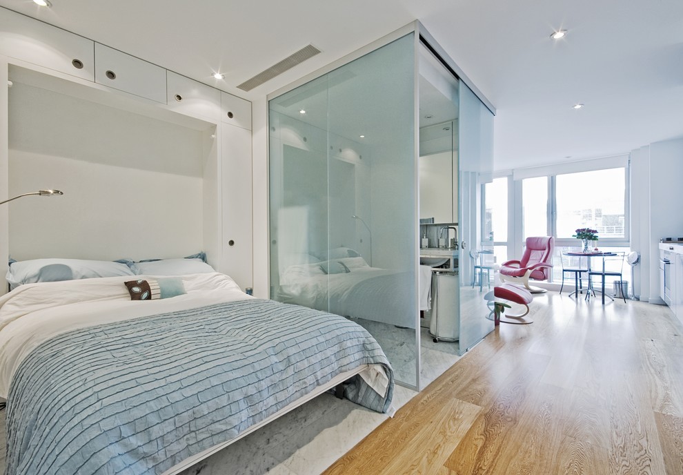 Пример оригинального дизайна: спальня среднего размера в современном стиле с белыми стенами и светлым паркетным полом