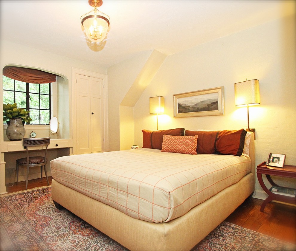 Foto de habitación de invitados actual pequeña con paredes beige y suelo de madera oscura