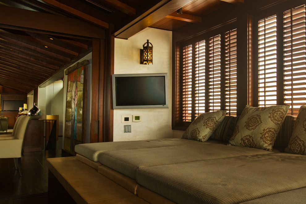 Foto di una camera degli ospiti tradizionale di medie dimensioni con pareti beige, parquet scuro e nessun camino