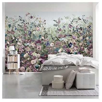 Exemple d'une chambre parentale tendance de taille moyenne avec un mur multicolore et sol en béton ciré.