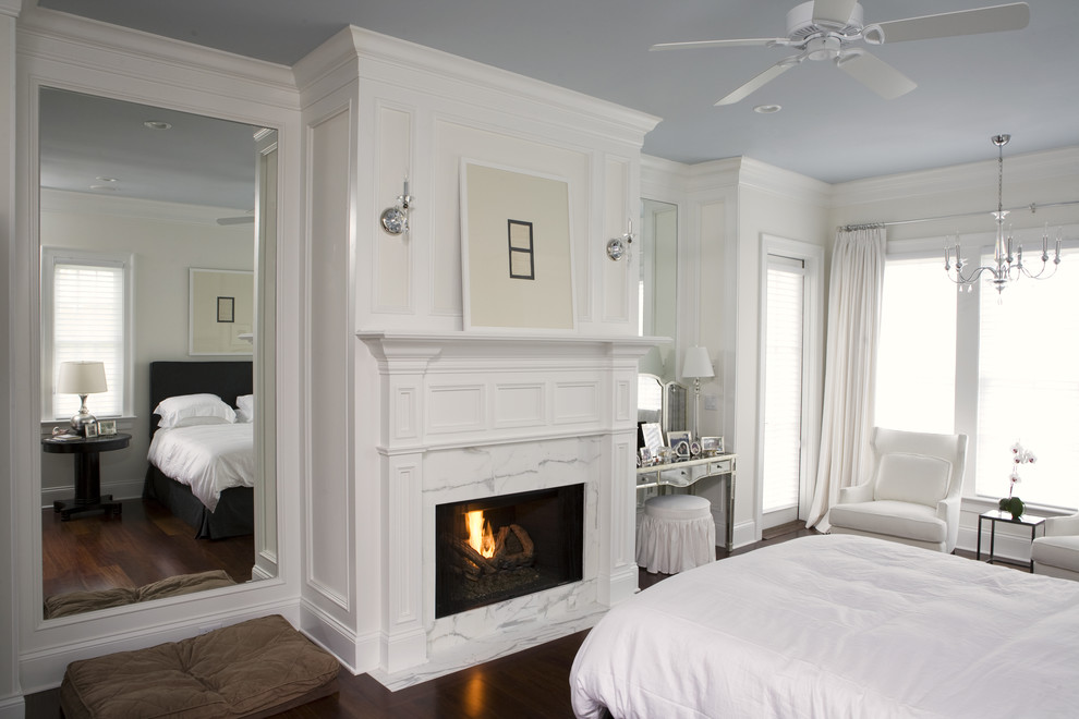 Стильный дизайн: спальня в классическом стиле с стандартным камином - последний тренд