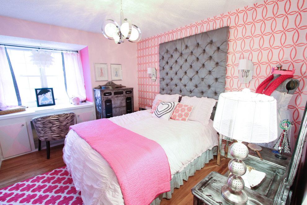 Inredning av ett 60 tals litet sovrum, med rosa väggar och mellanmörkt trägolv