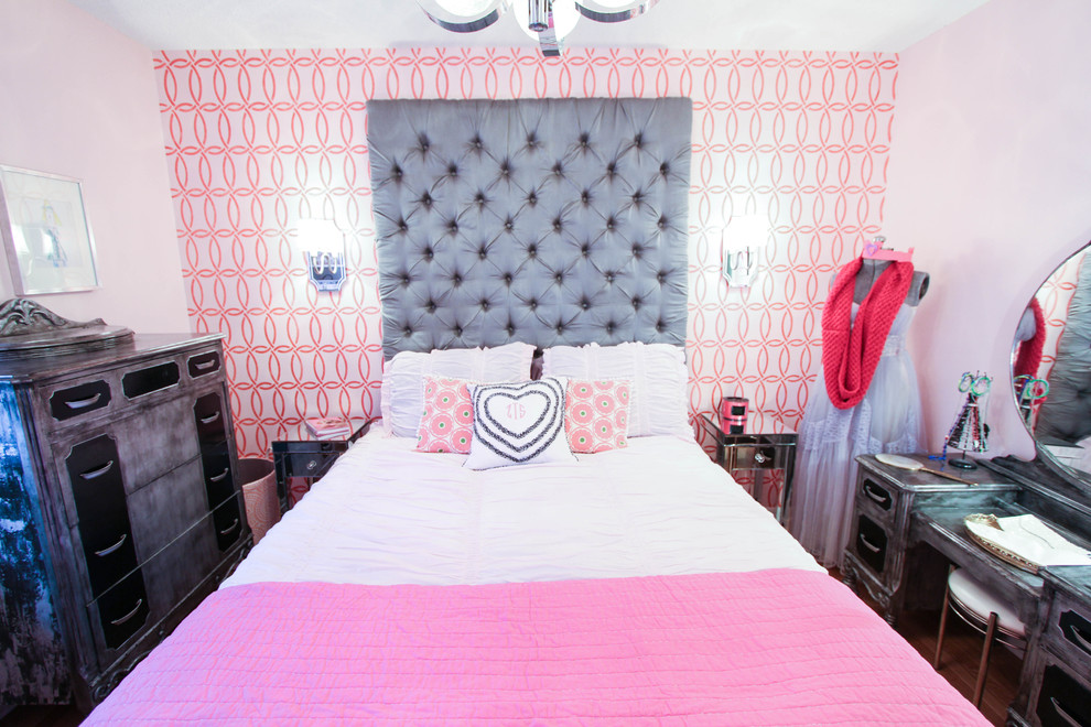 Bild på ett litet 50 tals sovrum, med rosa väggar och mellanmörkt trägolv