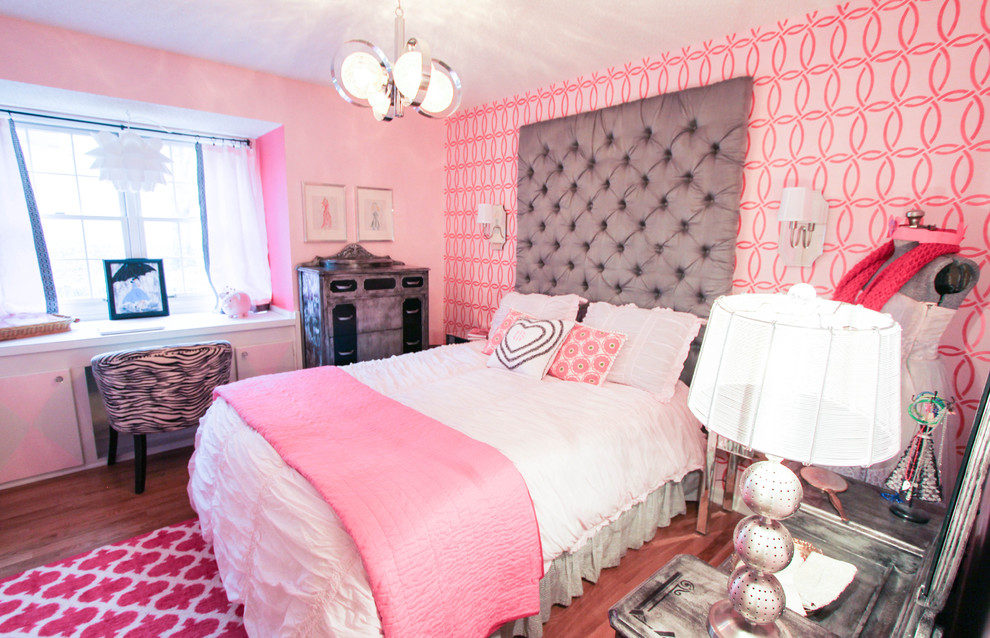 Cette photo montre une petite chambre rétro avec un mur rose et un sol en bois brun.