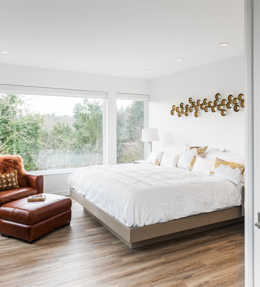 Modernes Schlafzimmer mit weißer Wandfarbe, braunem Holzboden und braunem Boden in Vancouver