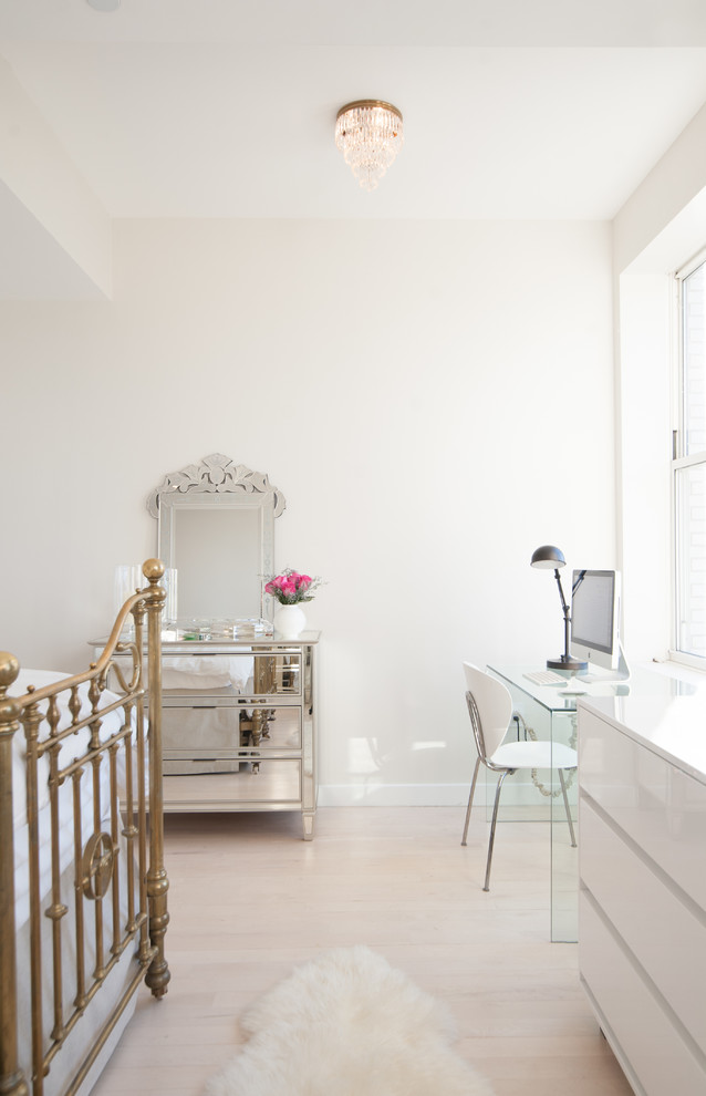 Ejemplo de habitación de invitados romántica de tamaño medio sin chimenea con suelo de madera clara y paredes blancas