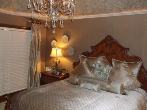 Ejemplo de dormitorio principal tradicional de tamaño medio con paredes marrones y moqueta