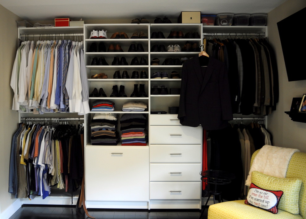 Bild på en mellanstor funkis garderob, med ljust trägolv