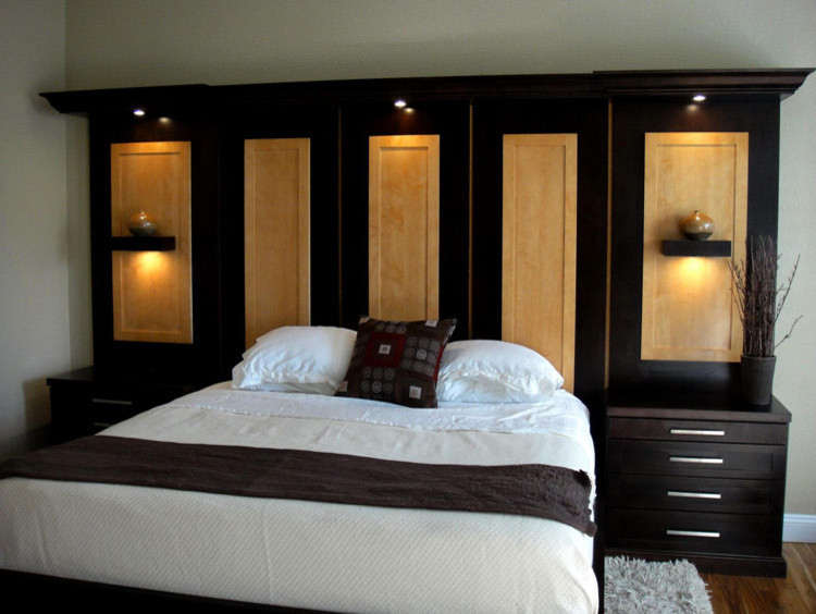 Foto de dormitorio principal tradicional de tamaño medio sin chimenea con paredes beige y suelo de madera clara