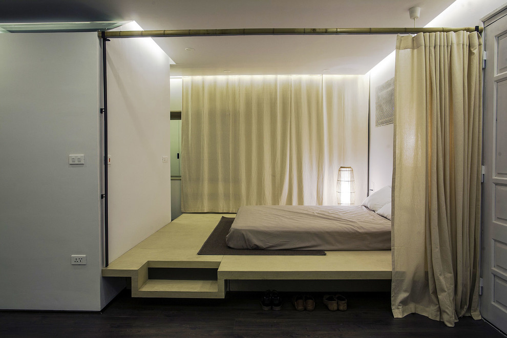 Exempel på ett litet modernt sovloft, med vita väggar och plywoodgolv