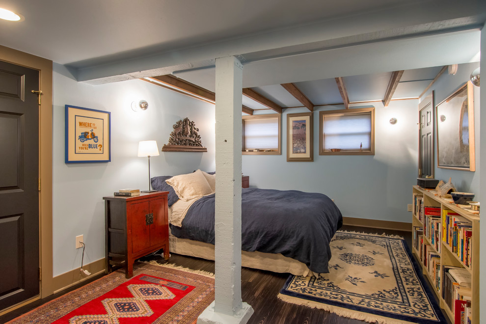 Modelo de dormitorio principal clásico renovado de tamaño medio con paredes azules, suelo laminado y suelo marrón