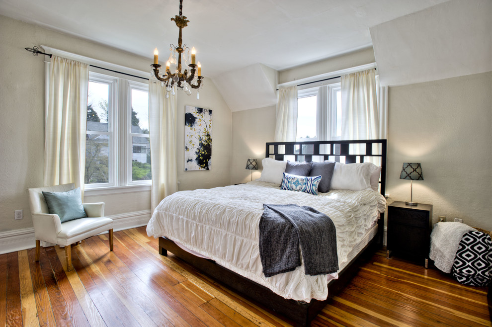 Imagen de dormitorio ecléctico con paredes grises y suelo de madera oscura