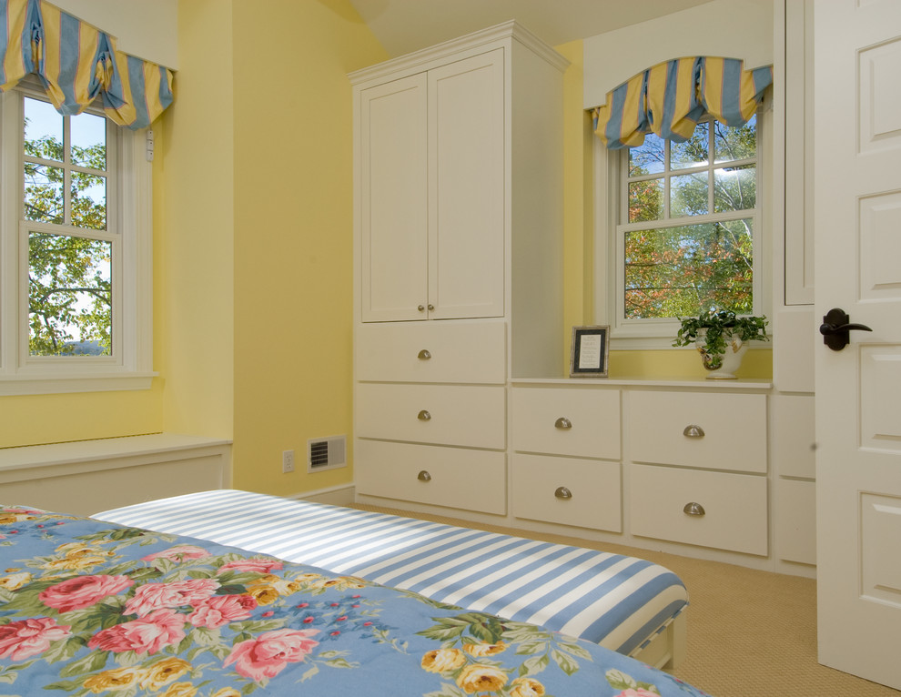 На фото: маленькая гостевая спальня (комната для гостей) в морском стиле с желтыми стенами, ковровым покрытием и бежевым полом для на участке и в саду