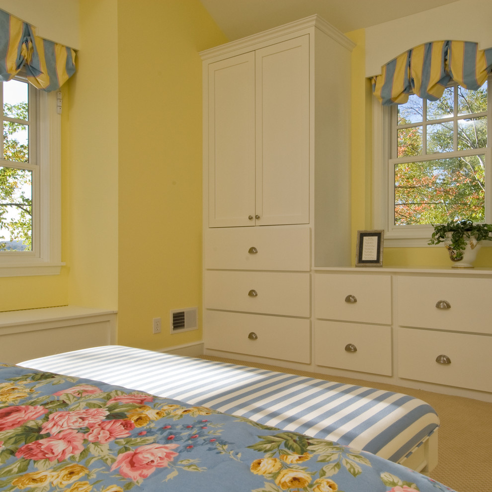 Ispirazione per una piccola camera degli ospiti costiera con pareti gialle, moquette e pavimento beige