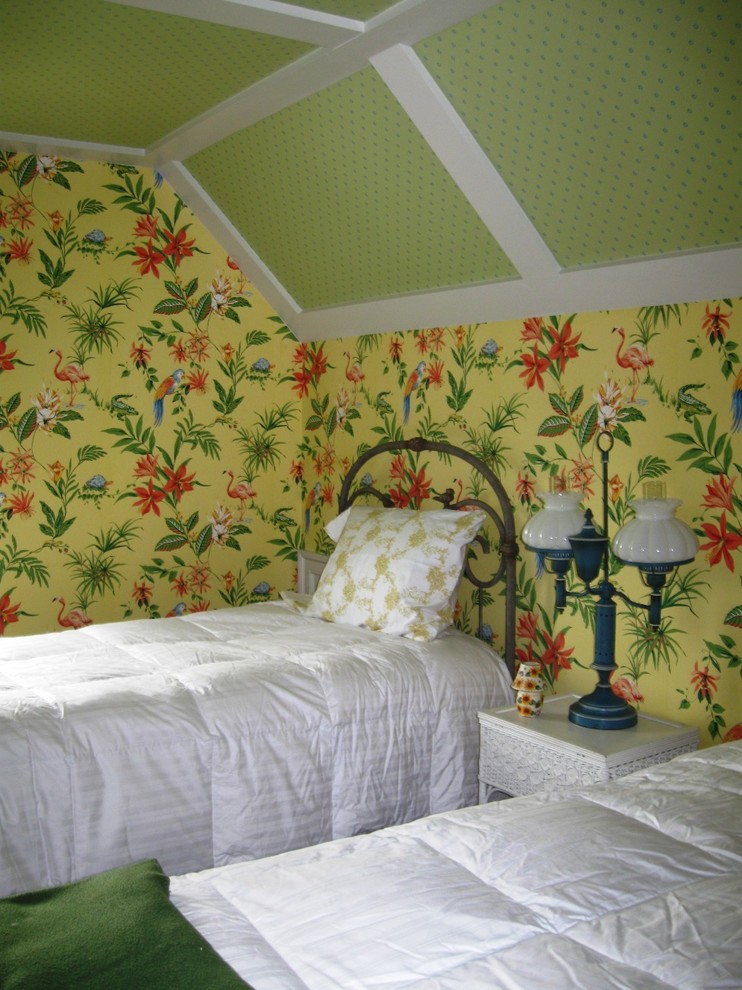 Esempio di una camera da letto tradizionale di medie dimensioni con pareti multicolore