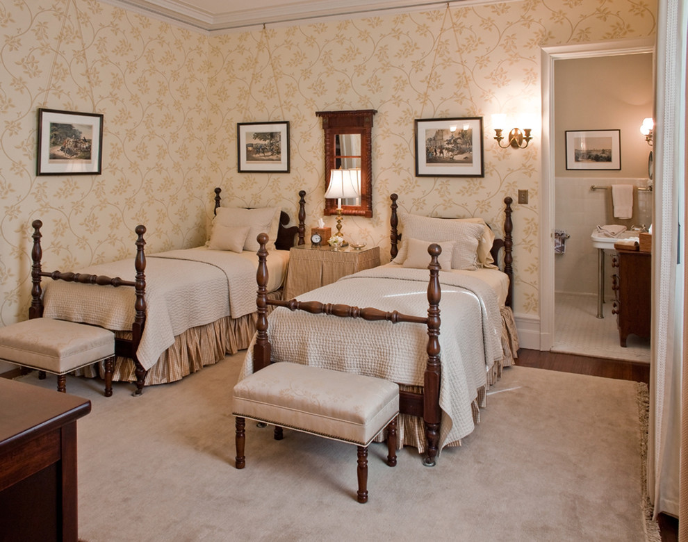 Источник вдохновения для домашнего уюта: гостевая спальня (комната для гостей) в классическом стиле с темным паркетным полом без камина