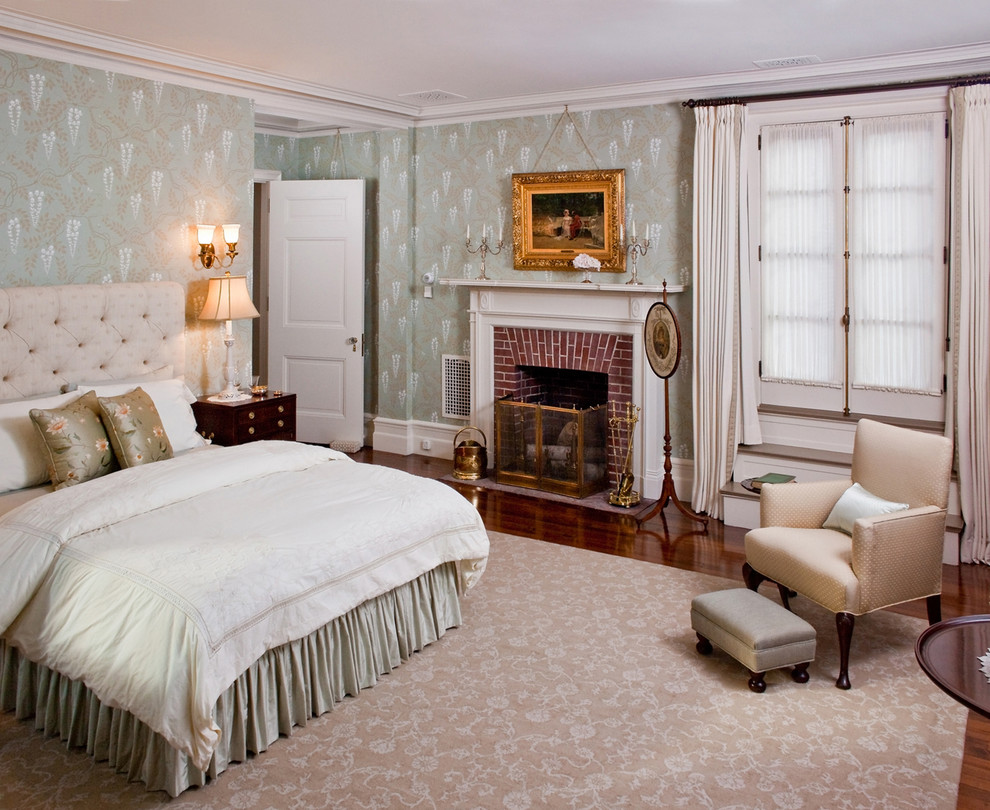ボストンにあるトラディショナルスタイルのおしゃれな寝室 (濃色無垢フローリング、標準型暖炉)
