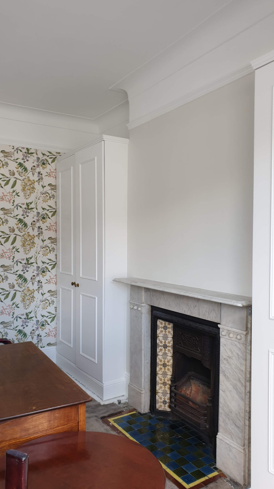 Inspiration pour une grande chambre traditionnelle avec un mur vert, une cheminée standard, un manteau de cheminée en pierre, un sol vert, un plafond décaissé et du papier peint.